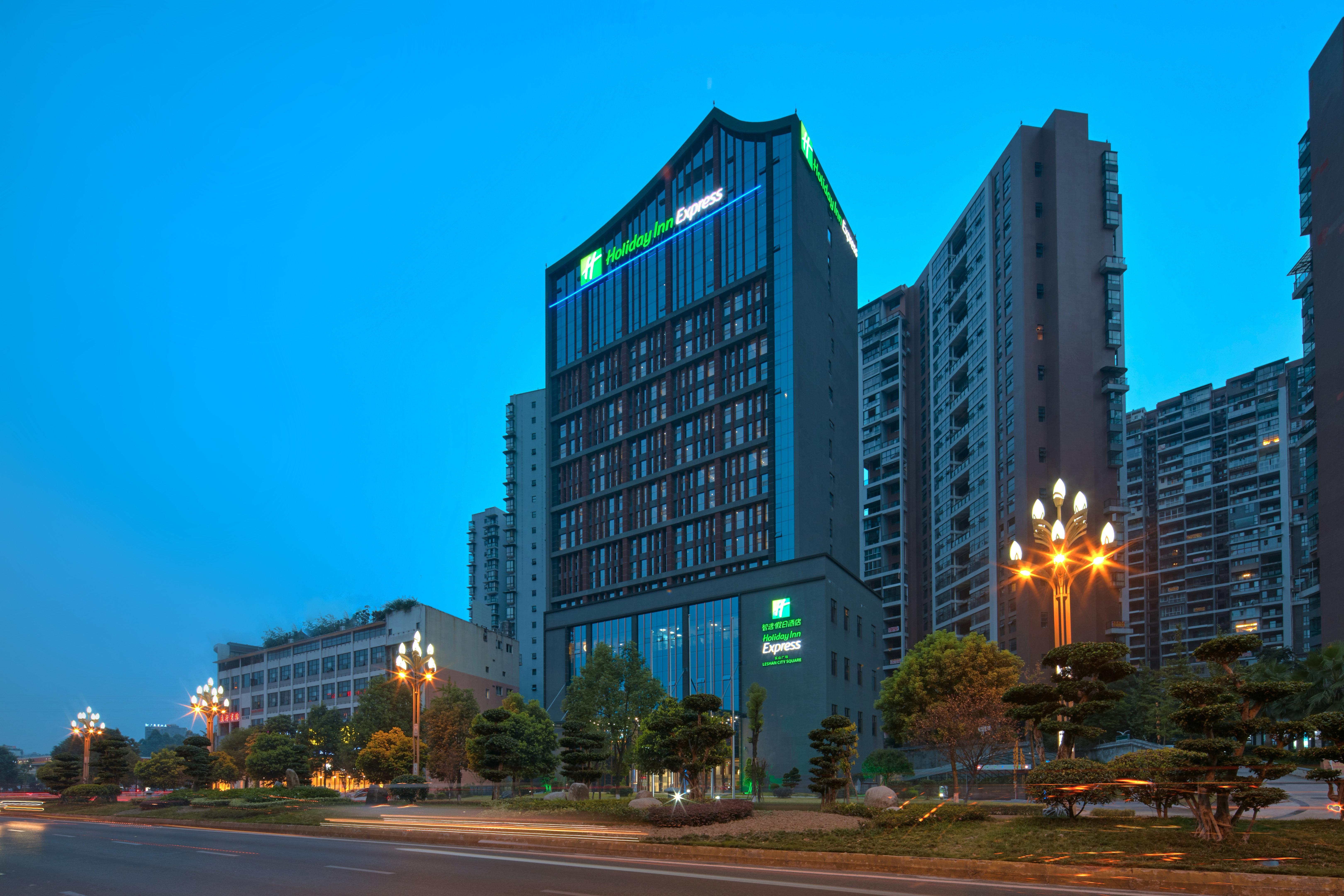 Holiday Inn Express Leshan City Square By Ihg High Speed Rail And Leshan Giant Buddha Exteriér fotografie